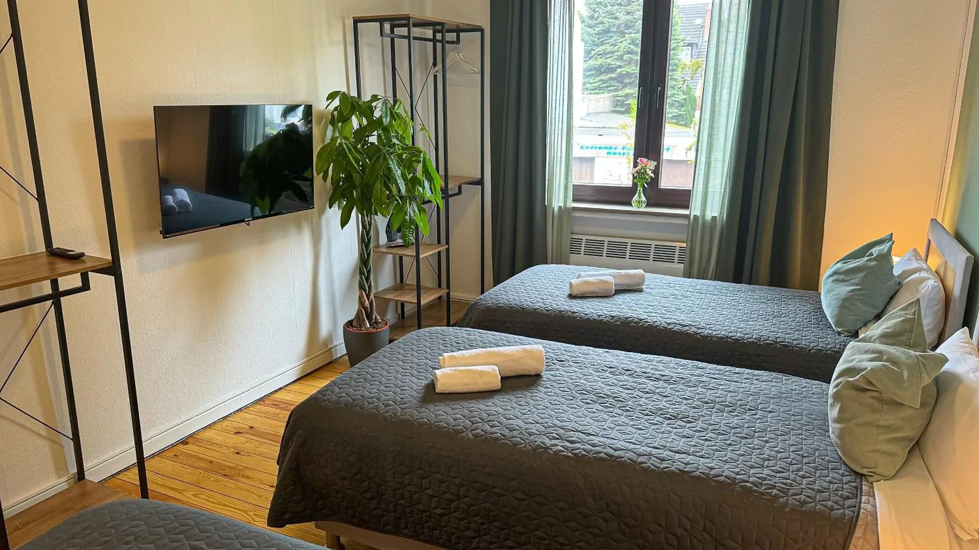 Immostay #8 - Haus Fuer 13 Personen Mit 7 Zimmer - Grosser Garten & Grill, Free Parking, Wlan Bremen Lägenhet