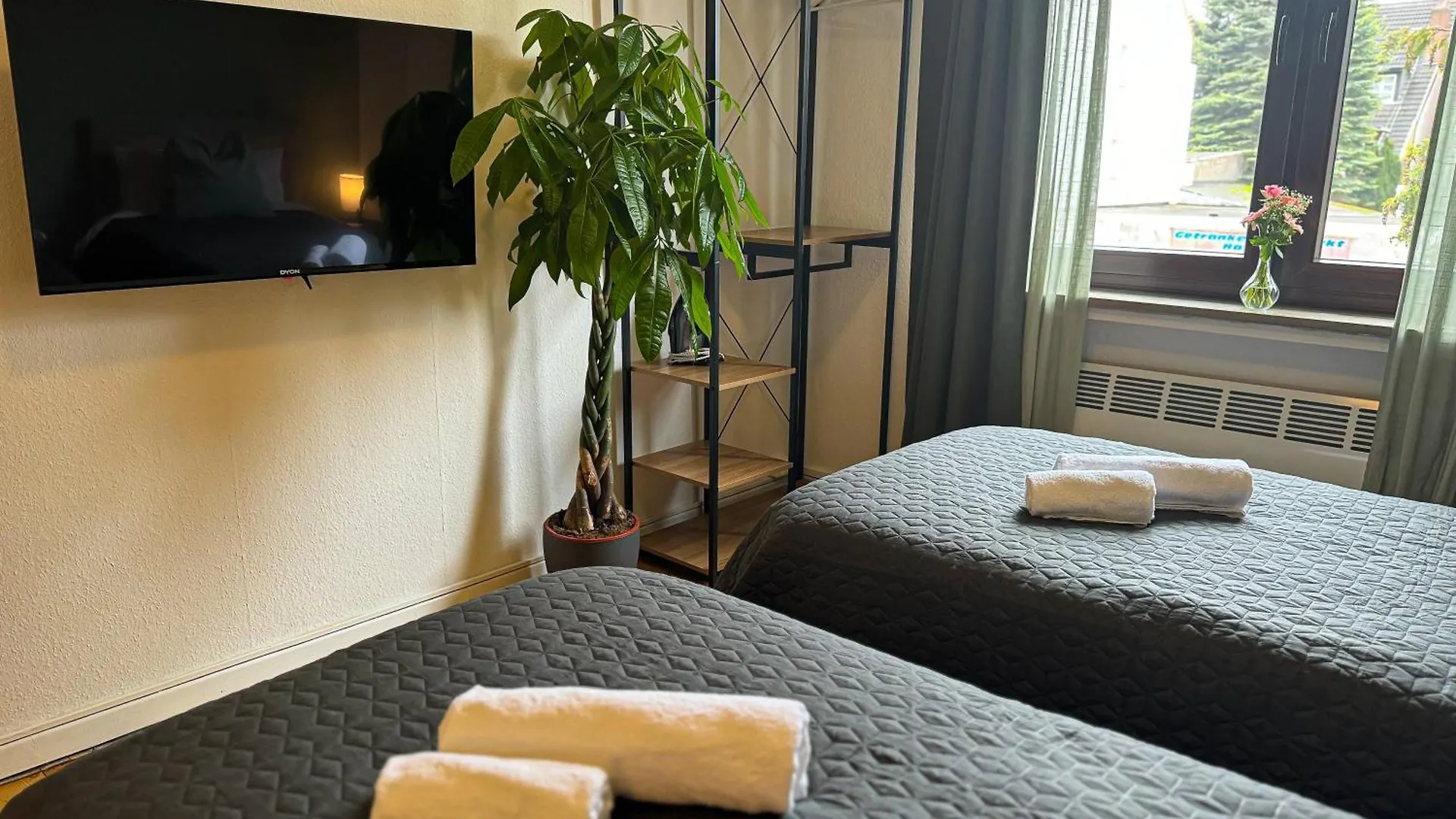 Immostay #8 - Haus Fuer 13 Personen Mit 7 Zimmer - Grosser Garten & Grill, Free Parking, Wlan Bremen Lägenhet