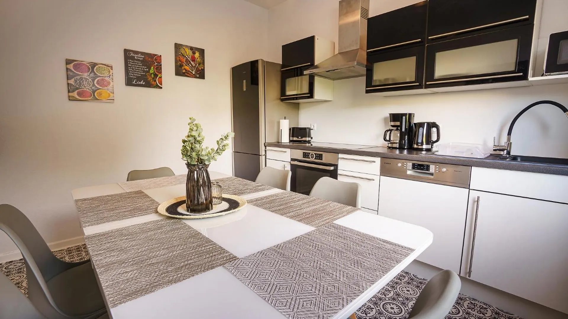 Immostay #8 - Haus Fuer 13 Personen Mit 7 Zimmer - Grosser Garten & Grill, Free Parking, Wlan Bremen Lägenhet
